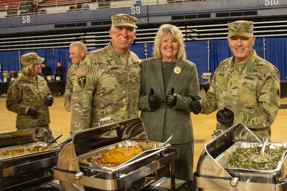 Leaders Serve Thanksgiving Dinner