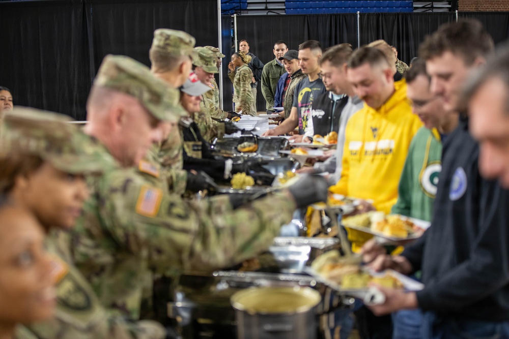 Leaders Serve Thanksgiving Dinner