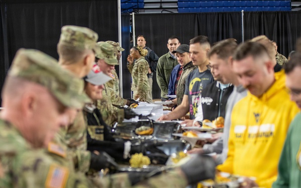 Leaders Serve Thanksgiving Dinner