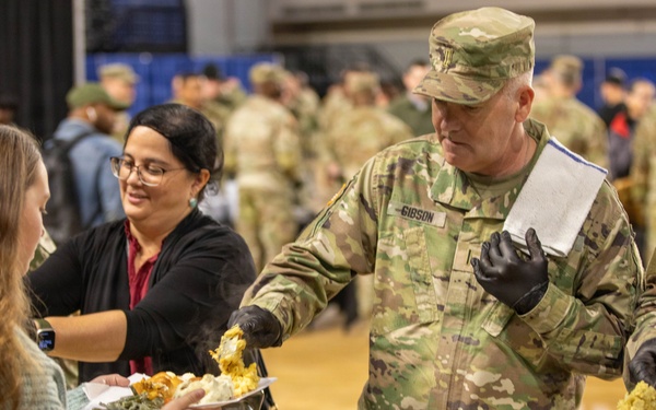 Leaders Serve Thanksgiving Dinner