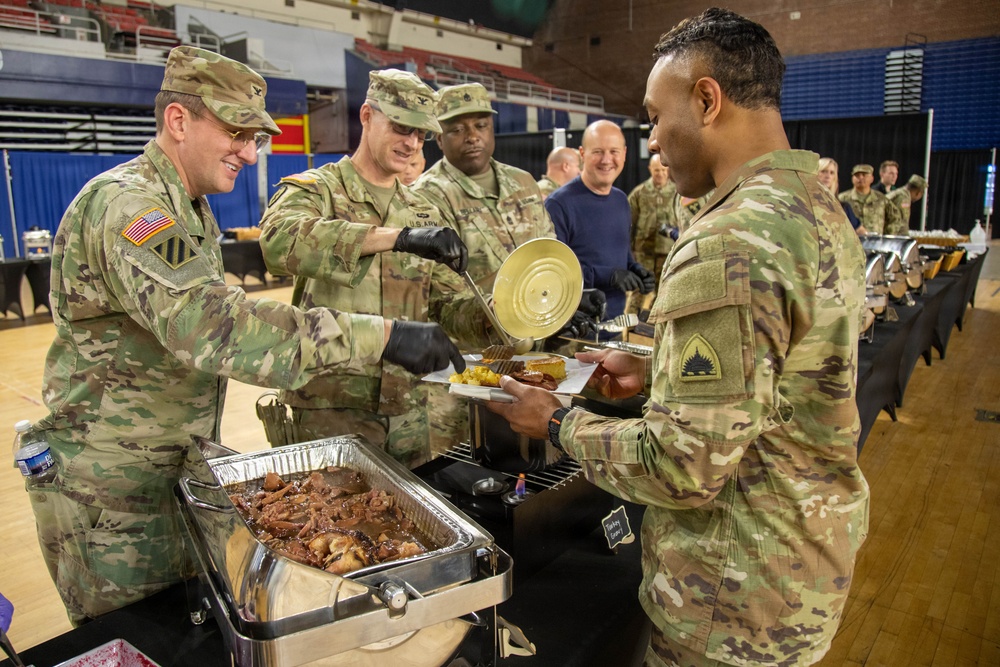Leaders Serve Thanksgiving Dinner