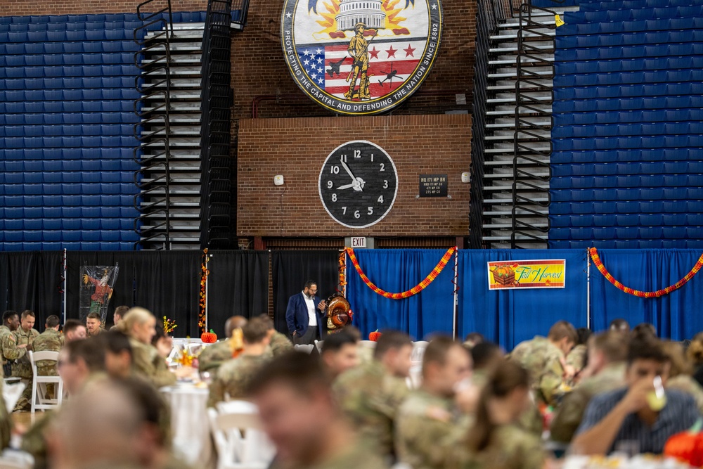 Guardsmen Share Thanksgiving Meal While Supporting D.C. Safe and Beautiful Mission