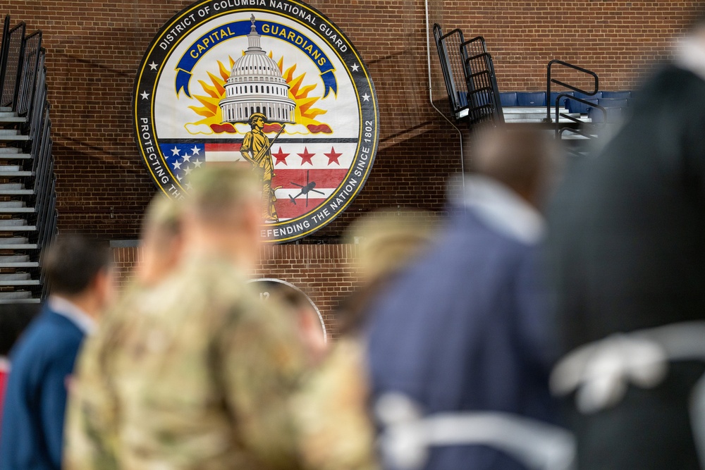 Guardsmen Share Thanksgiving Meal While Supporting D.C. Safe and Beautiful Mission