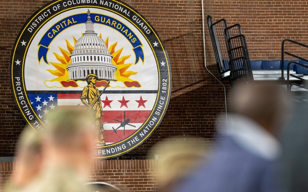 Guardsmen Share Thanksgiving Meal While Supporting D.C. Safe and Beautiful Mission