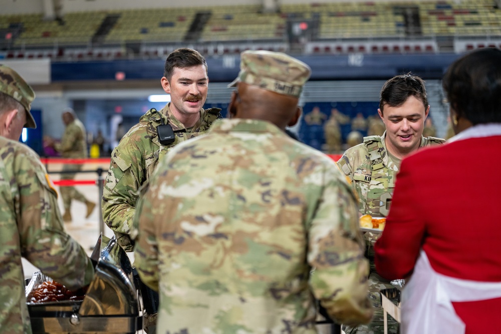 Guardsmen Share Thanksgiving Meal While Supporting D.C. Safe and Beautiful Mission