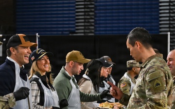 Secretary of War Serves National Guardsmen a Thanksgiving Meal