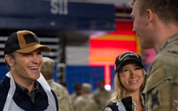 Secretary of War Serves National Guardsmen a Thanksgiving Meal