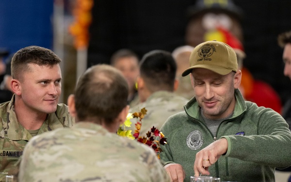 Secretary of War Serves National Guardsmen a Thanksgiving Meal