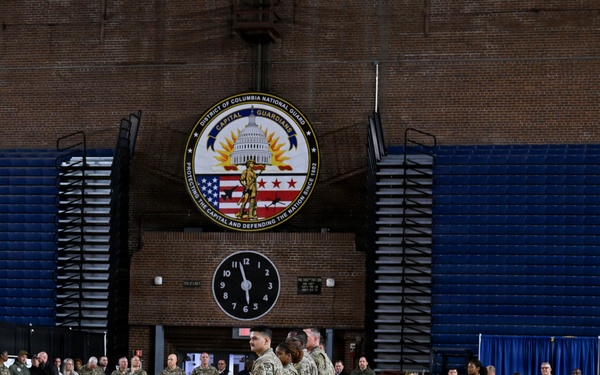 Secretary of War Serves National Guardsmen a Thanksgiving Meal