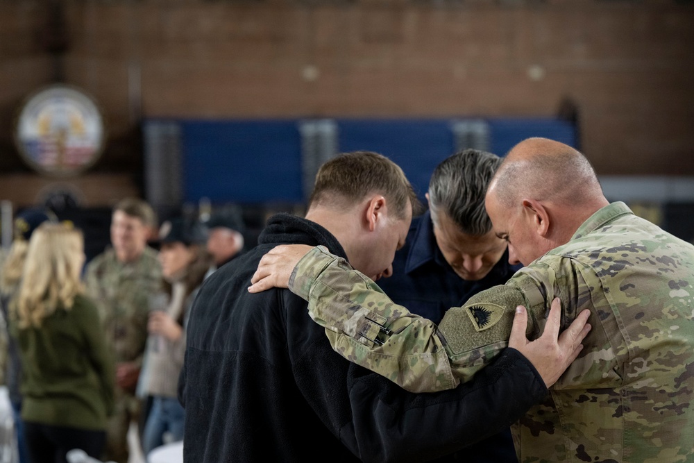 Secretary of War Serves National Guardsmen a Thanksgiving Meal