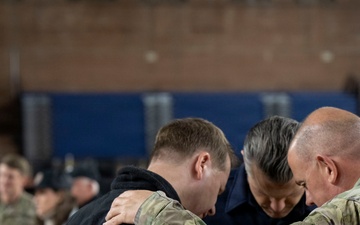 Secretary of War Serves National Guardsmen a Thanksgiving Meal