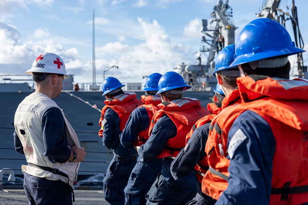 USS Mahan (DDG 72) Underway Refueling