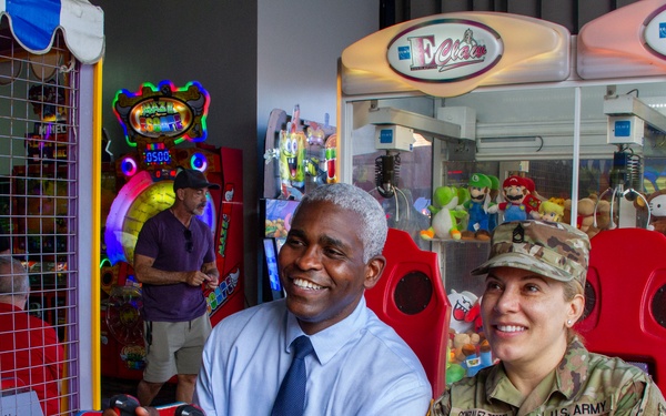 U.S. Army Reserve Soldiers Visit The Bronx Zoo