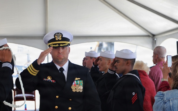 USS Nitze (DDG 94) Holds Change of Command Ceremony