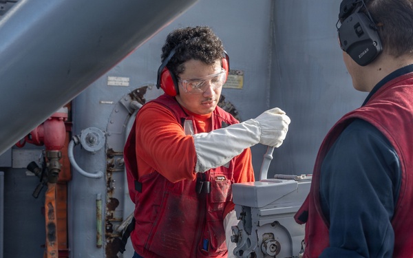 USS Iwo Jima Sailors Operate a 40mm Saluting Battery During a Live Fire Exercise