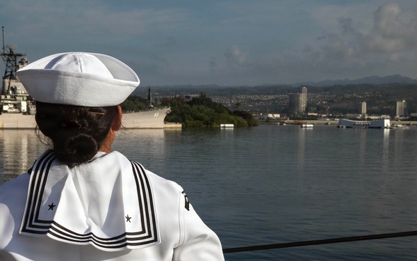 Wayne E. Meyer Returns to Pearl Harbor After 9 Month Deployment