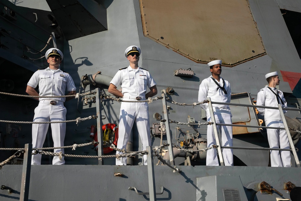 Wayne E. Meyer Returns to Pearl Harbor After 9 Month Deployment