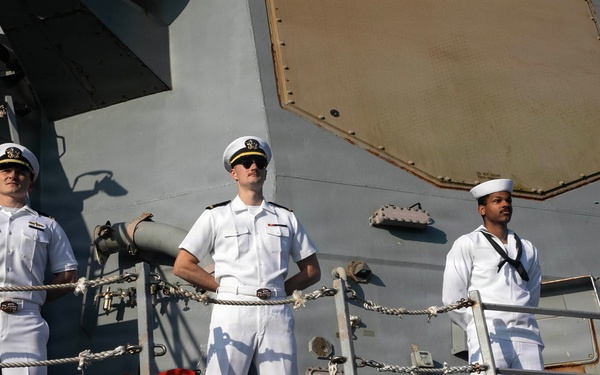 Wayne E. Meyer Returns to Pearl Harbor After 9 Month Deployment