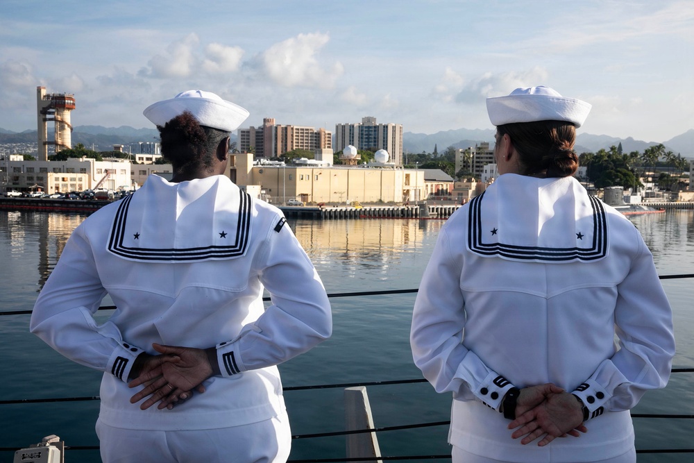 Wayne E. Meyer Returns to Pearl Harbor After 9 Month Deployment