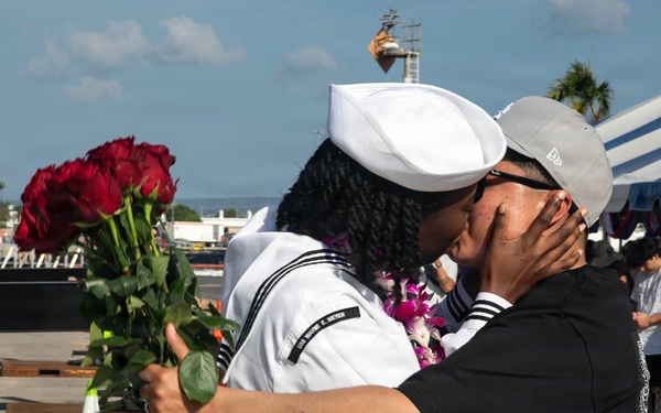 Wayne E. Meyer Returns to Pearl Harbor After 9 Month Deployment