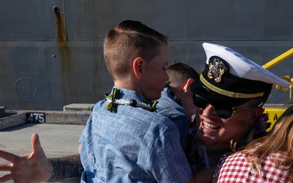 Wayne E. Meyer Returns to Pearl Harbor After 9 Month Deployment