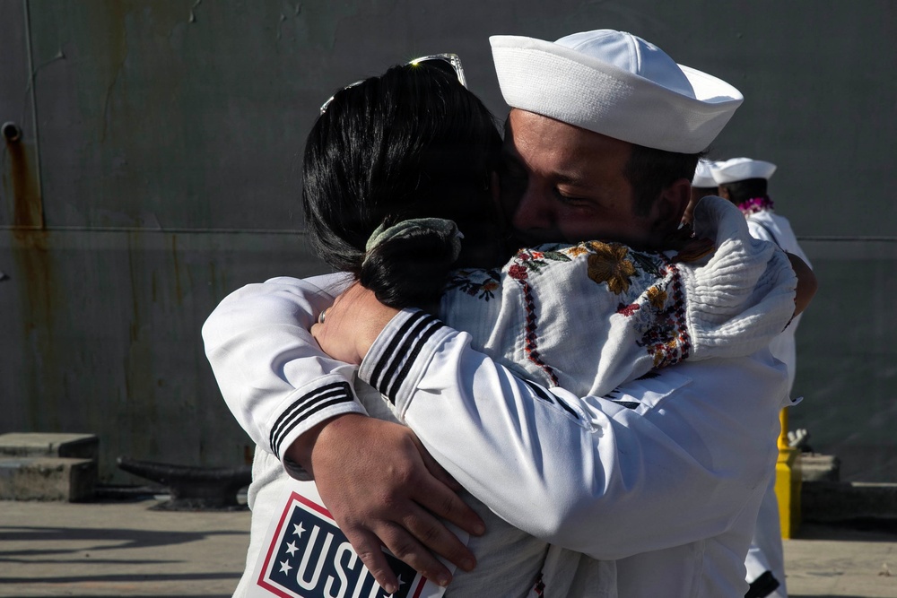 Wayne E. Meyer Returns to Pearl Harbor After 9 Month Deployment