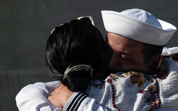 Wayne E. Meyer Returns to Pearl Harbor After 9 Month Deployment