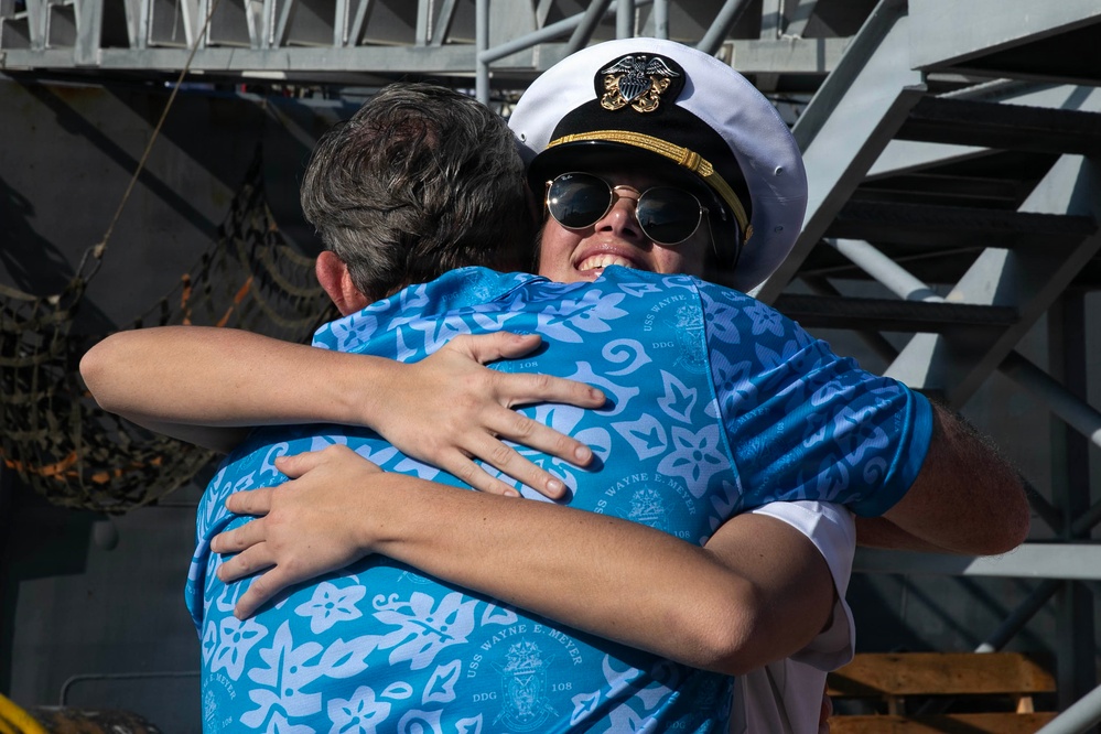 Wayne E. Meyer Returns to Pearl Harbor After 9 Month Deployment