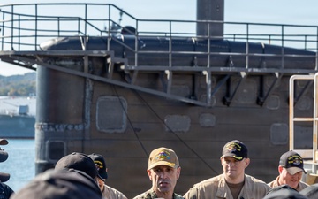 USS Annapolis (SSN 760) quarters on the pier