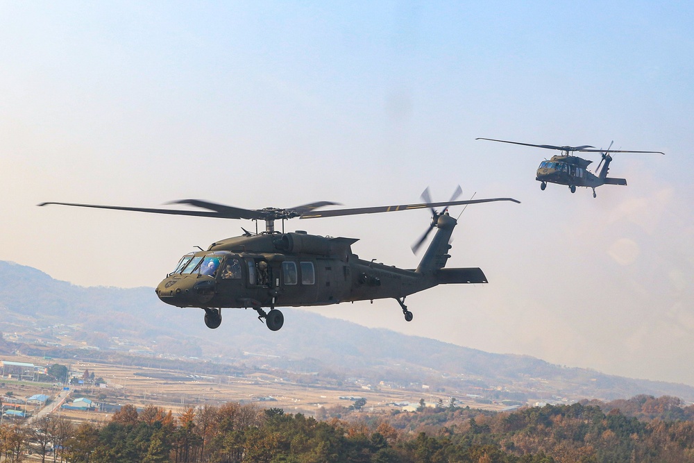 2-2 AHB Conducts Fast-Rope Insertion Training