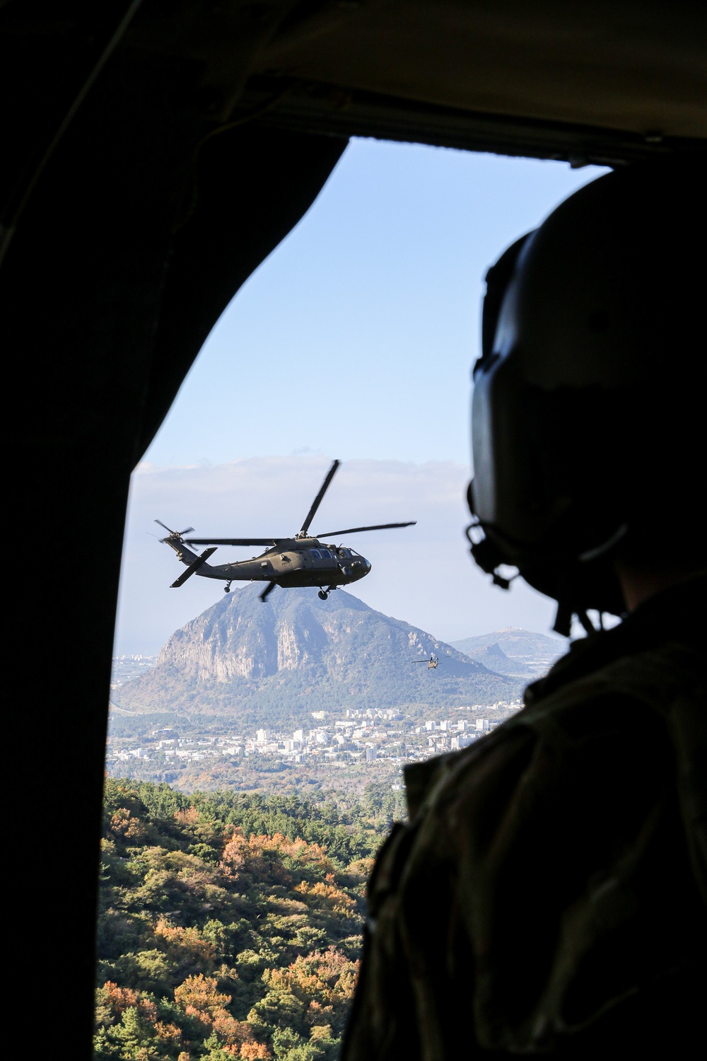 2-2 AHB Conducts Fast-Rope Insertion Training