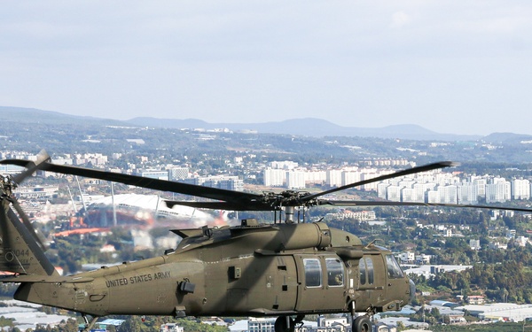 2-2 AHB Conducts Fast-Rope Insertion Training