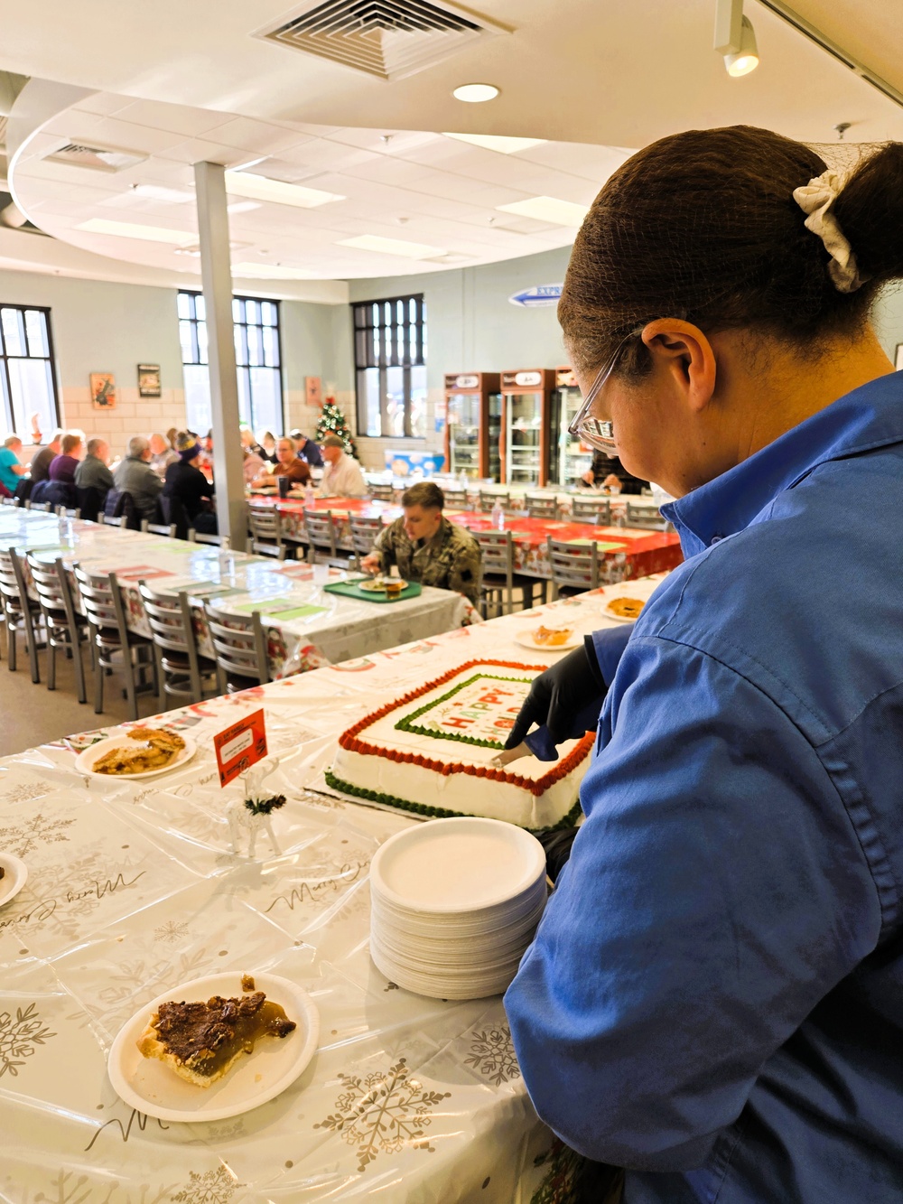Fort McCoy Garrison leaders support special 2025 dining facility holiday meal for installation team