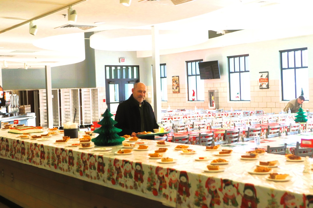 Fort McCoy Garrison leaders support special 2025 dining facility holiday meal for installation team