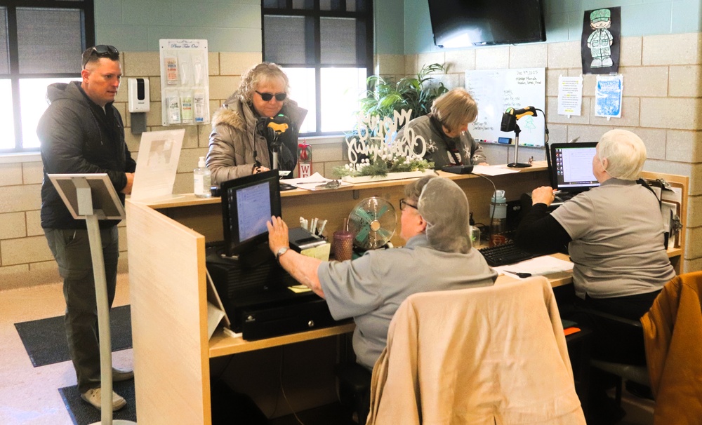 Fort McCoy Garrison leaders support special 2025 dining facility holiday meal for installation team