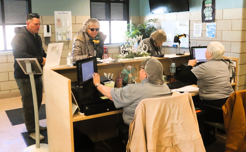 Fort McCoy Garrison leaders support special 2025 dining facility holiday meal for installation team