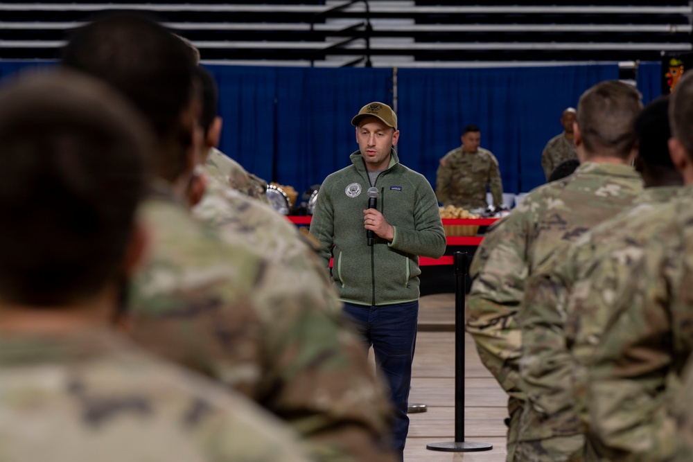 Secretary of War Serves National Guardsmen a Thanksgiving Meal