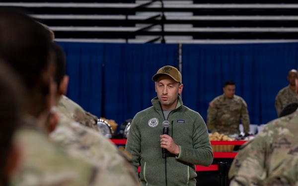 Secretary of War Serves National Guardsmen a Thanksgiving Meal