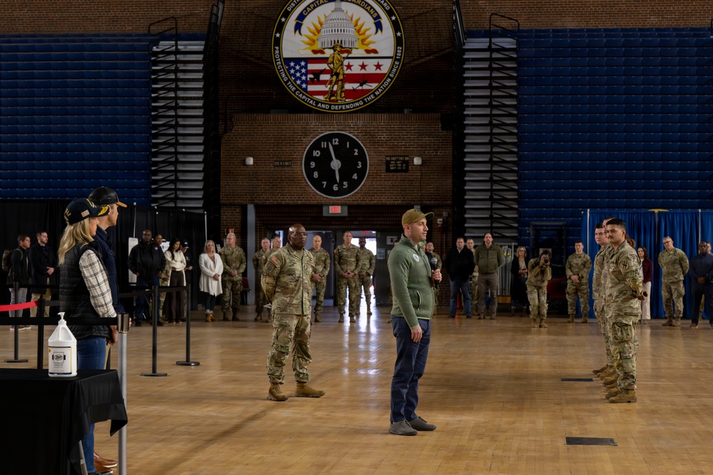 Secretary of War Serves National Guardsmen a Thanksgiving Meal