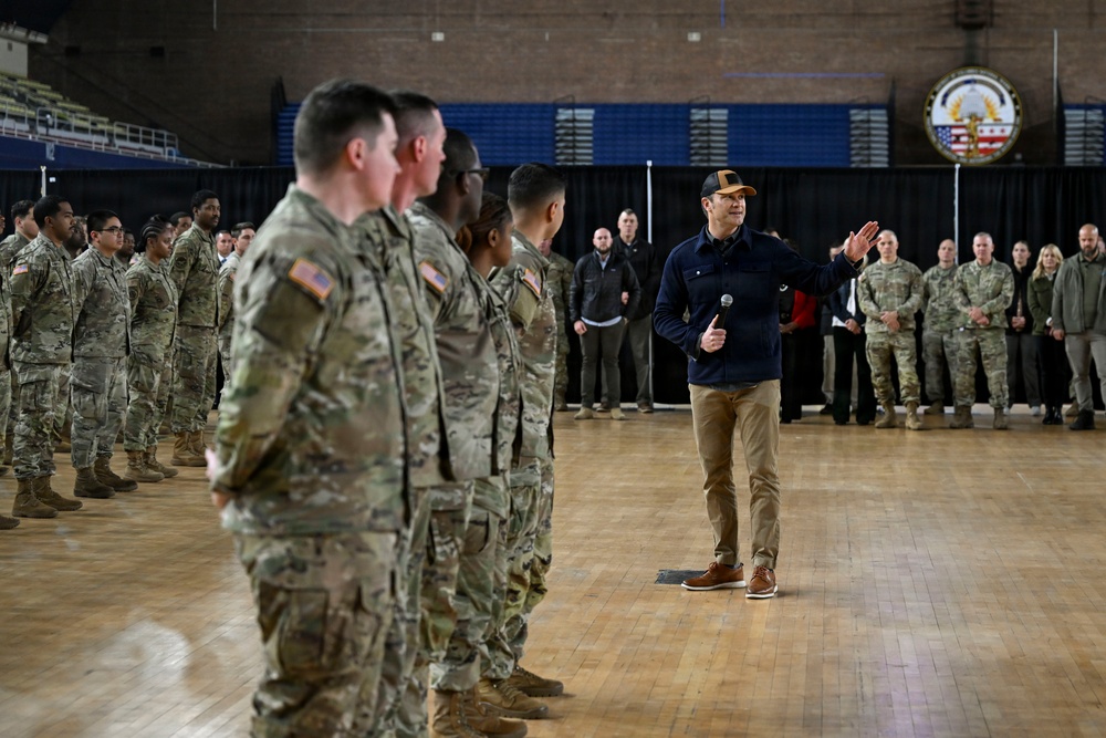 Secretary of War Serves National Guardsmen a Thanksgiving Meal