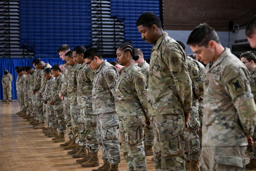 Secretary of War Serves National Guardsmen a Thanksgiving Meal