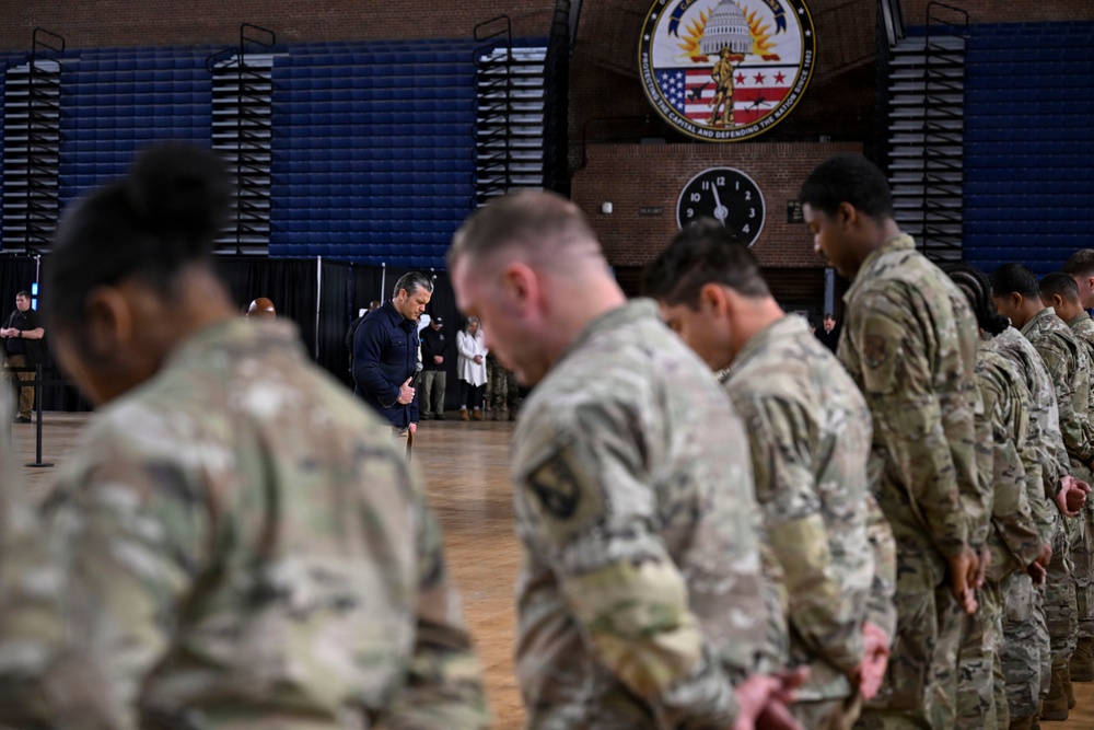 Secretary of War Serves National Guardsmen a Thanksgiving Meal