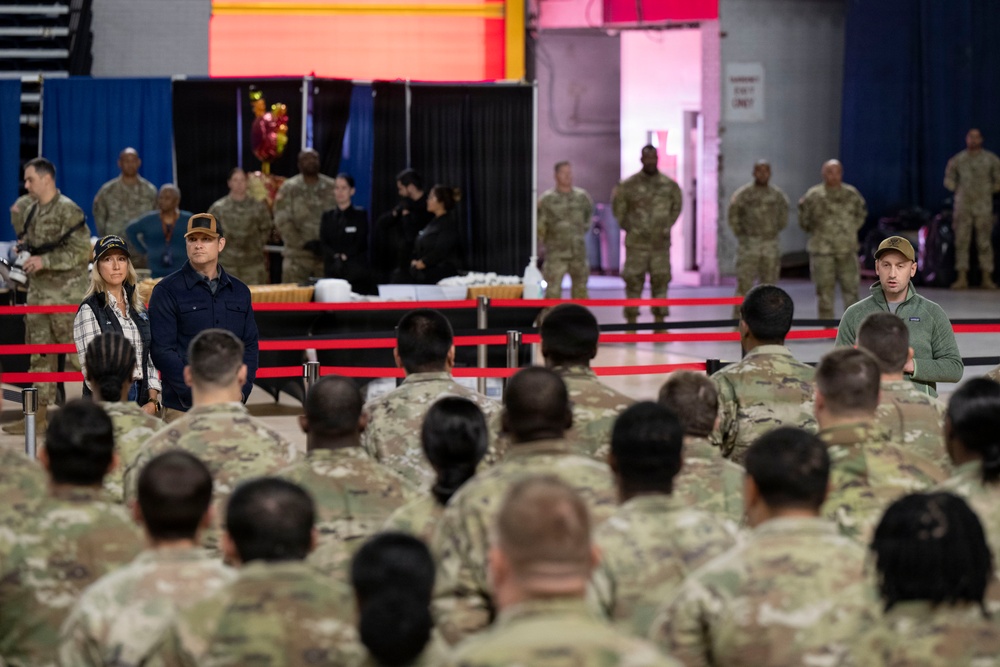 Secretary of War Serves National Guardsmen a Thanksgiving Meal