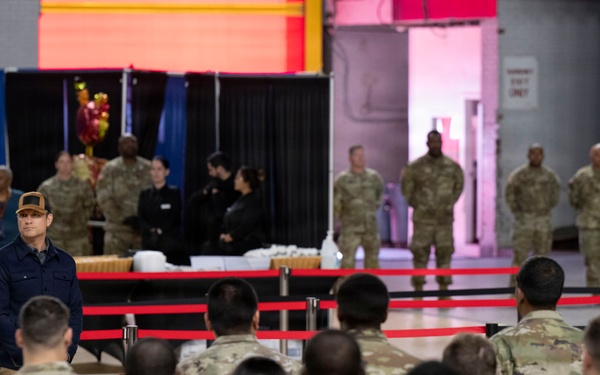 Secretary of War Serves National Guardsmen a Thanksgiving Meal