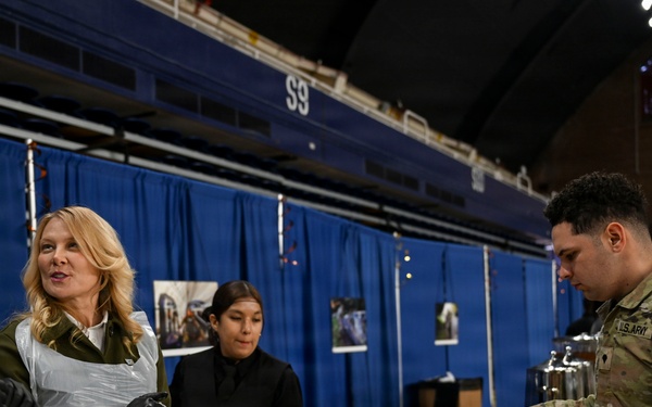 Secretary of War Serves National Guardsmen a Thanksgiving Meal
