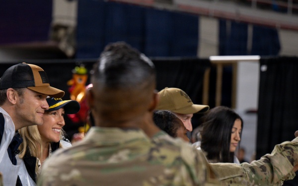 Secretary of War Serves National Guardsmen a Thanksgiving Meal