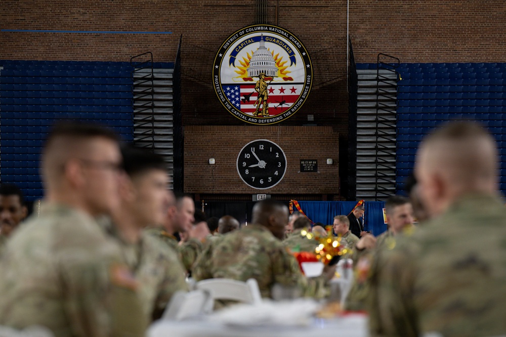 Secretary of War Serves National Guardsmen a Thanksgiving Meal