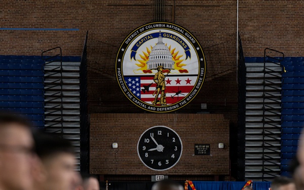 Secretary of War Serves National Guardsmen a Thanksgiving Meal