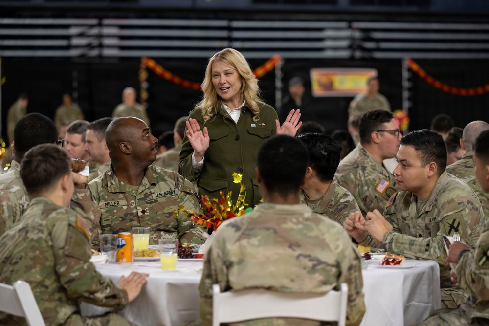 Secretary of War Serves National Guardsmen a Thanksgiving Meal
