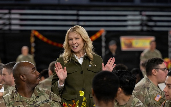 Secretary of War Serves National Guardsmen a Thanksgiving Meal